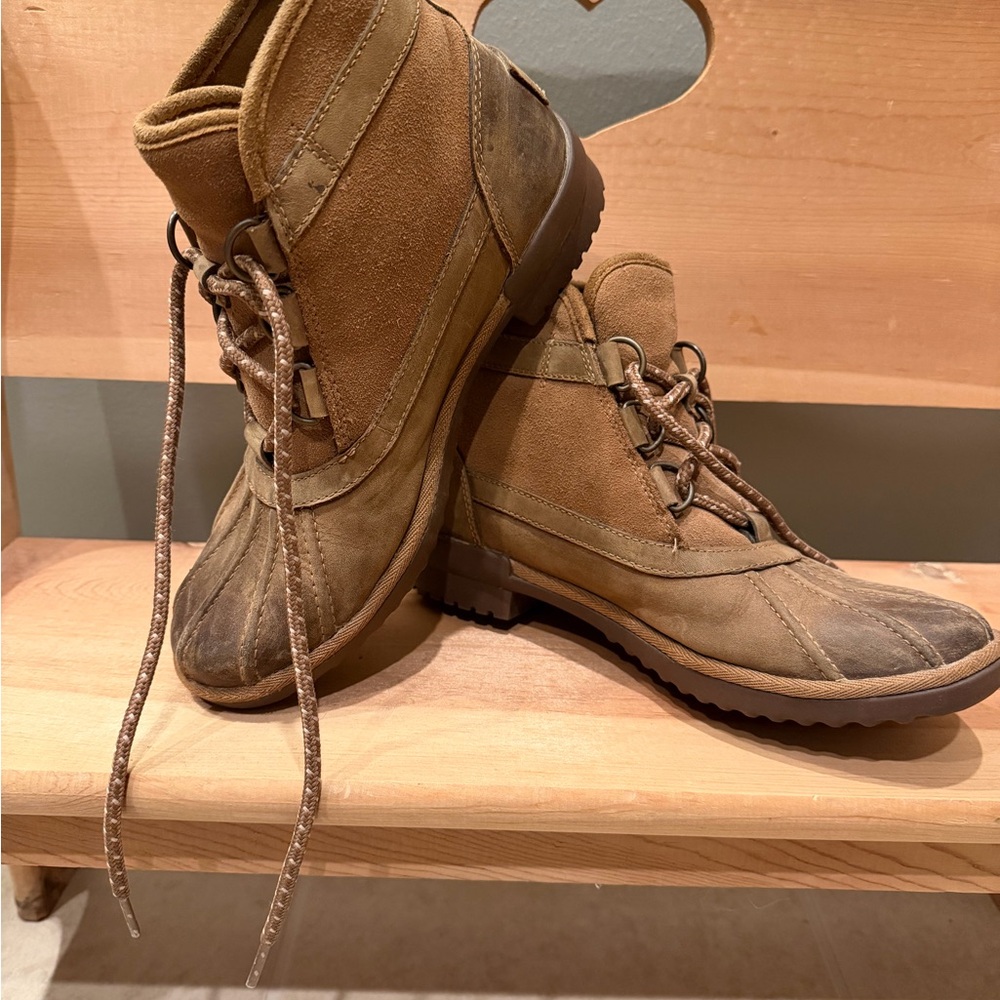 UGG women’s size 7 Tan Suede Duck Boots - Picture 2 of 7